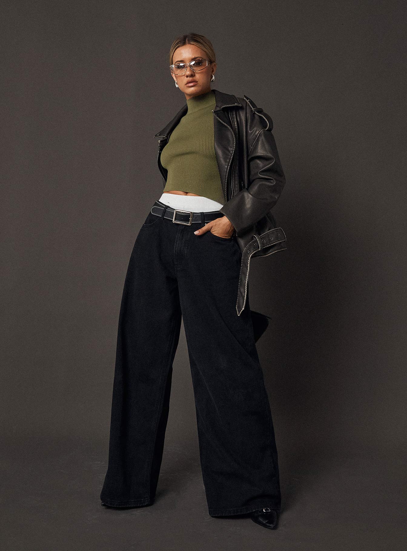 Naylor Mid Rise Wide Leg Jeans Washed Black Denim Petite - Image 12