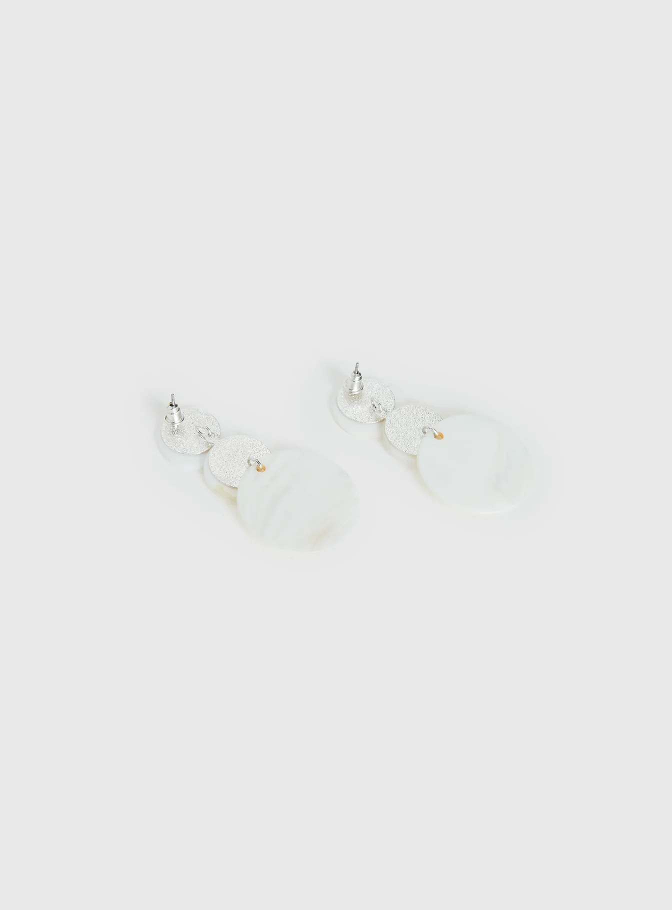 Terza Shell Tiered Earrings White - Image 4